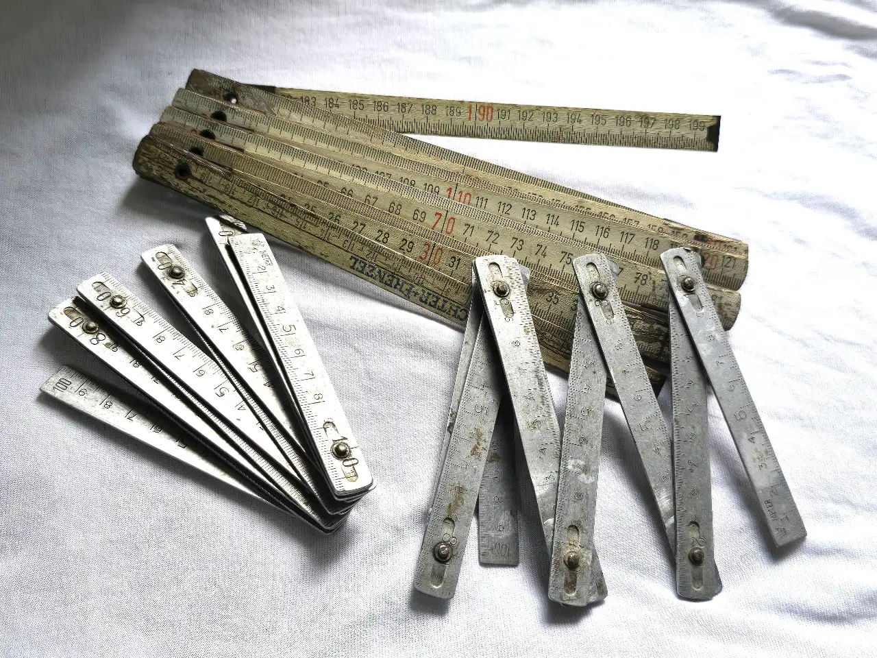 לוט 3 מטרים מתקפלים  2 עשויים אלומיניום        1 מטר     אחד עשוי עץ באורך 2 מטר.