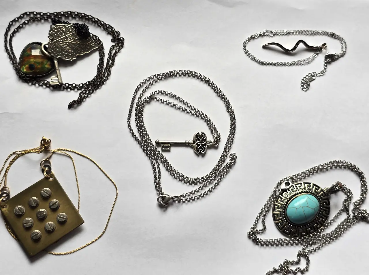 חמש שרשראות לצוואר