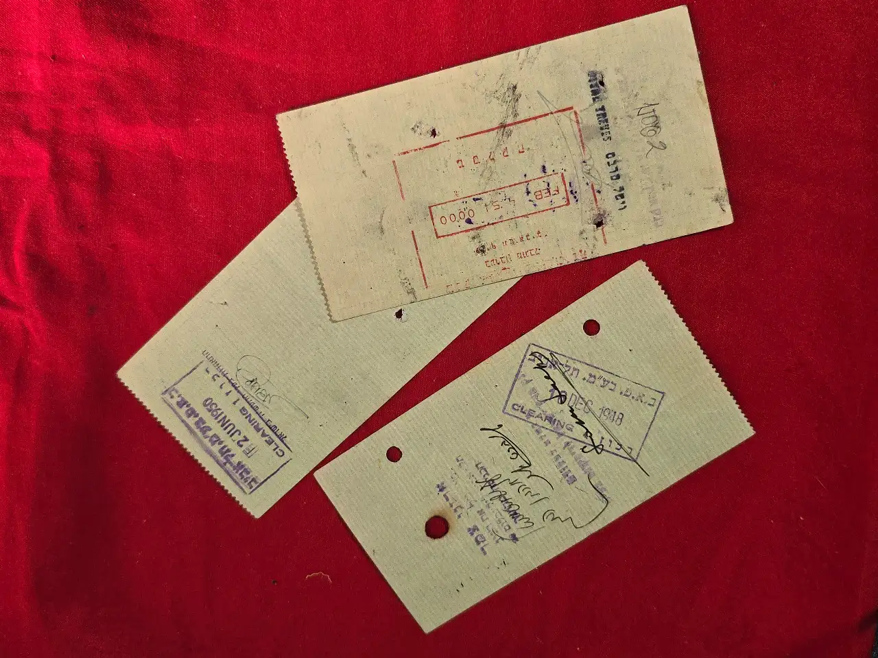 שלושה צ'קים של "ביח"ר אמריקאי לתעשיית שמלות בע"מ" American Dress Co. LTD מהתאריכים: 1.12.1948-30.06.1952. בית החרושת פעל בדרך יפו והצ'קים של בנק אנגלו-פלשתינא סניף ת"א. מצב: שמור.