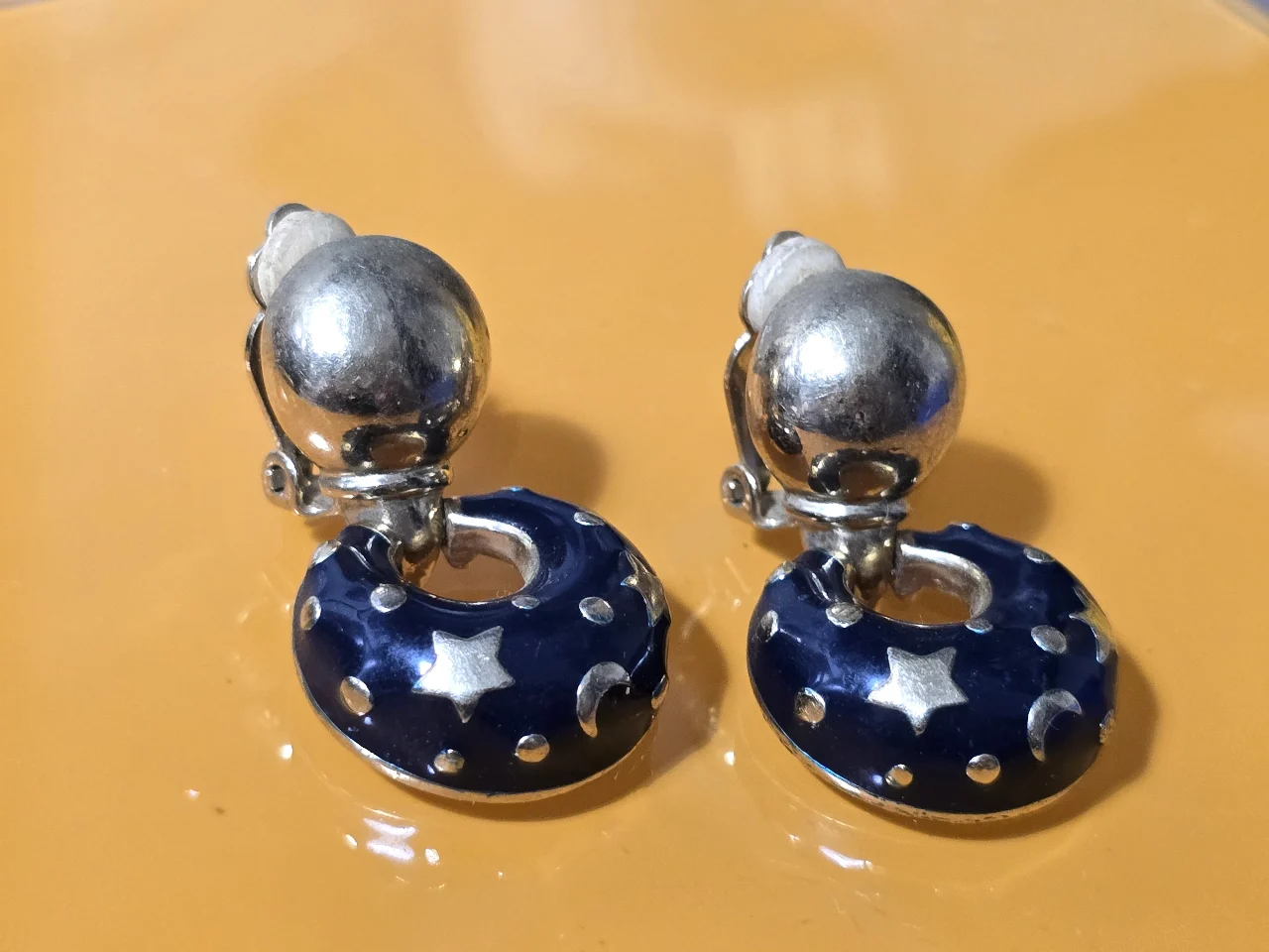 עגילי קליפס וינט'ג עם עיצוב נושאי ירח וכוכבים העגילים ממתכת בגימור זהב ושילוב של אמייל כחול