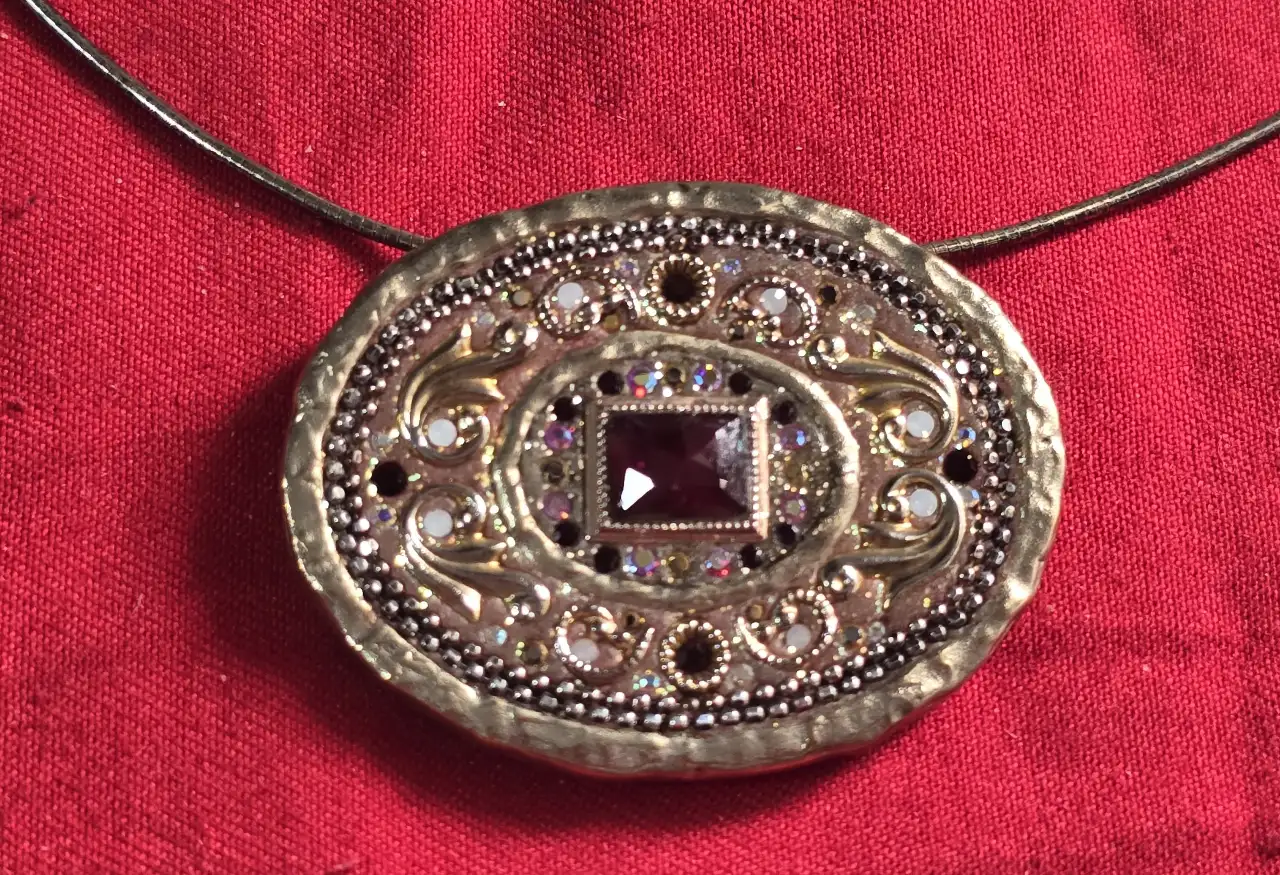 סט תכשיטים מרשים שרשרת קולר עם תליון מרכזי גדול ועגילים תואמים מרוקע וללא ליטוש כסף 925 חתום בשלושתם מאחור במרכזו של התליון והעגילים אבן גראנט גדולה שמסביבה אבני סברובסקי עבודת יד עוצב ע'י מעצבת