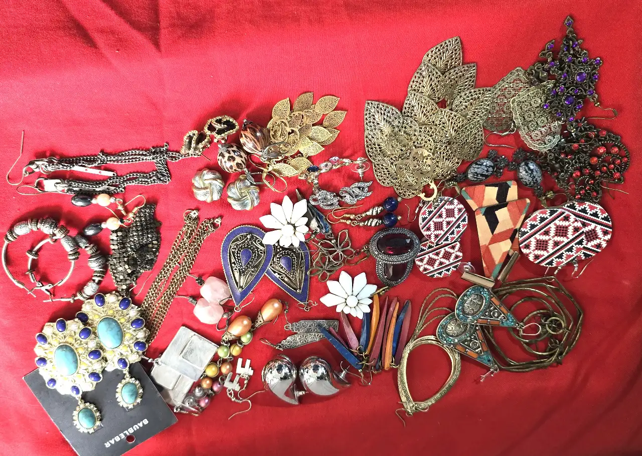 לוט של 35 זוגות עגילים אופנתיים