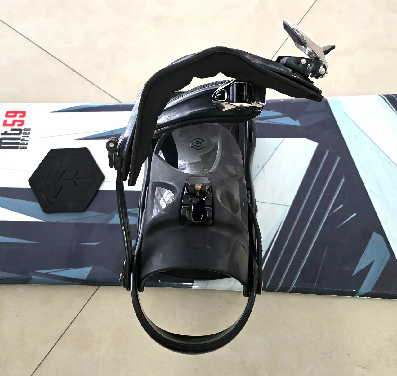 גלשן שלג(snowboard) הכולל בנדאז'ם(תופסני נעלים) זהו ציודספורט המיועד לגלישה במורדות הרים מושלגים דגםMT 59W TURL 159 XWN