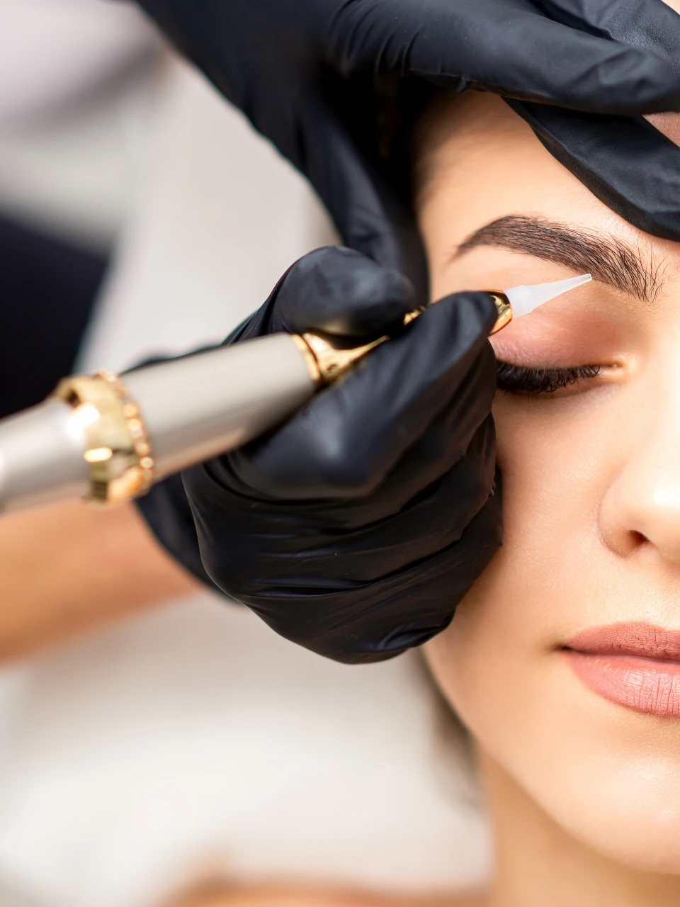 הדגשת קו ריסים