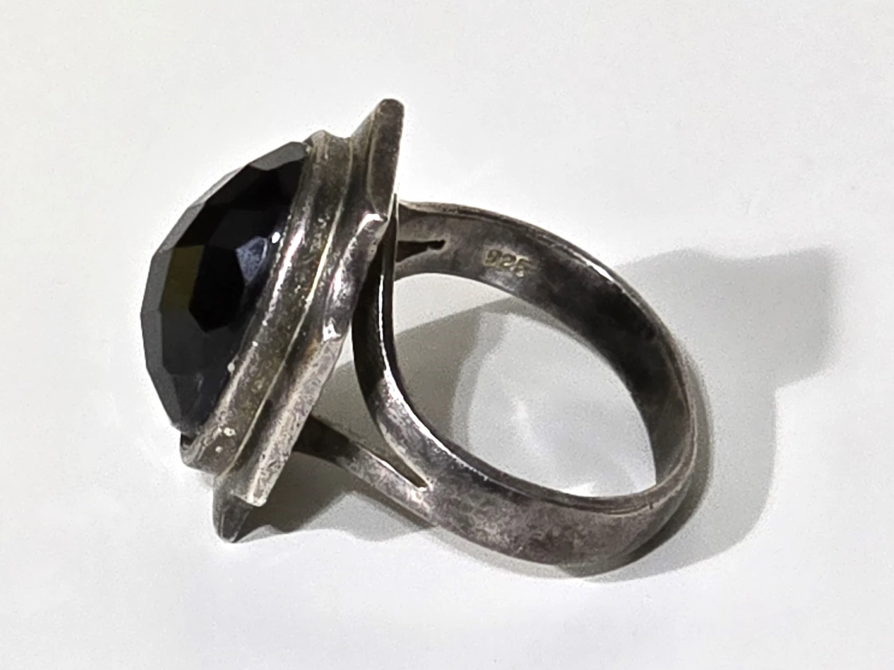 טבעת כסף 925 ואבן אוניקס שחורה במרכזה משקל 10 גרם קוטר 2 ס"מ מידה 8