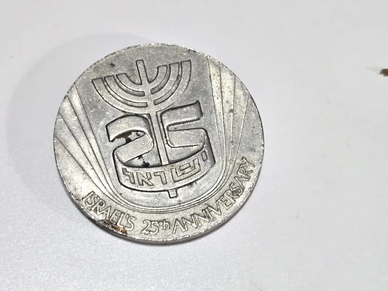 לוט של 2 מדליות ממלכתיות רשמית של מדינת ישראל 1--מדליה ממלכתית 1973 לציון חצי יובל (25 שנה) להקמת המדינה ...2--מדליה ישראלית רשמית מדליה זו הונפקה לרגל ארוע הסטורי ותרבותי חשוב בישראל חנוכת המרכז העולמי למורשת יהדות מרוקו