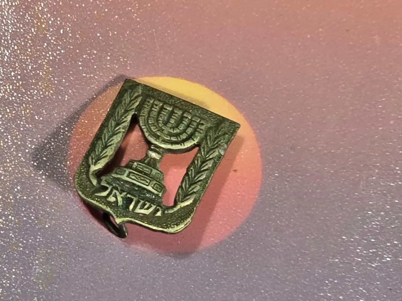 סיכה ישראלית נדירה ואספנית. לא נבדק לעומק, הגיעה מפנוי תכולה, ייתכן שבין הסיכות גם יקרות ונדירות מאוד. קוטר כ- 13x16 מ"מ משקל להמחשה: 1.2 גרם