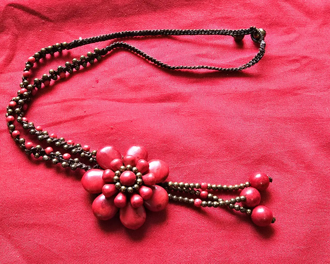 שרשרת מחרוזי קוראל ותליון גדול פרח אדום מקוראל