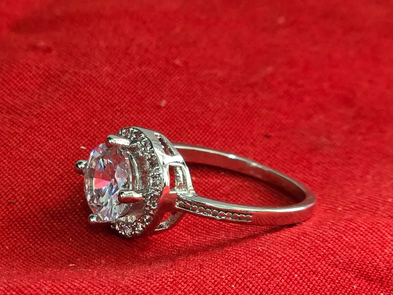 טבעת כסף 925 חתום משובצת במרכז עם זרקוניה גדולה ומסביב זרקונים קטנים מידה 8