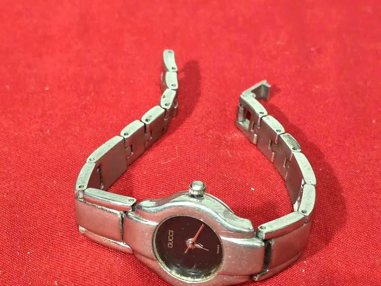 שעון יד לנשים של המותג האיטלקי Gucci דגם וינט'ג שנות ה-90 תחילת 2000 השעון במצב עבודה סוללה חדשה