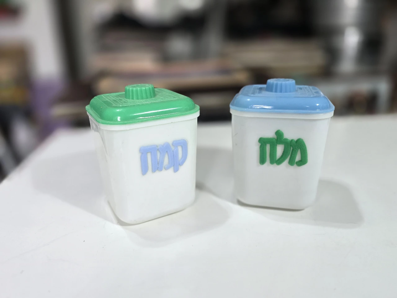זוג כלים וינט'ג מלח וקמח עשוים פלסטיק פגם מצולם למכסה הירוק- לא נראה חיצונית. 6-13 ס''מ