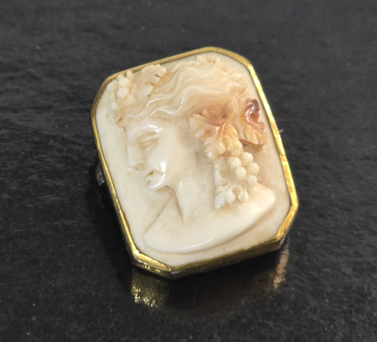 סיכת כסף וקמאו עתיקה, אורך 25 מ"מ