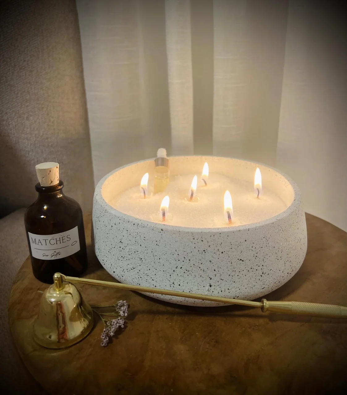 נר עגול בסגנון אבן שחור לבן - קוטר כ17 ס"מ