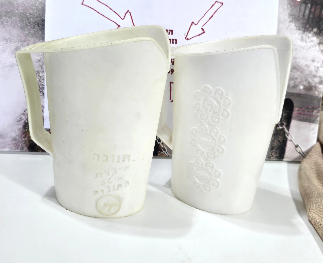 לוט שתי קנקני שקיות חלב, חתומים תנובה, שונים זה מזה תוצרת אר-קר בית זרע, תקופה מוקדמת