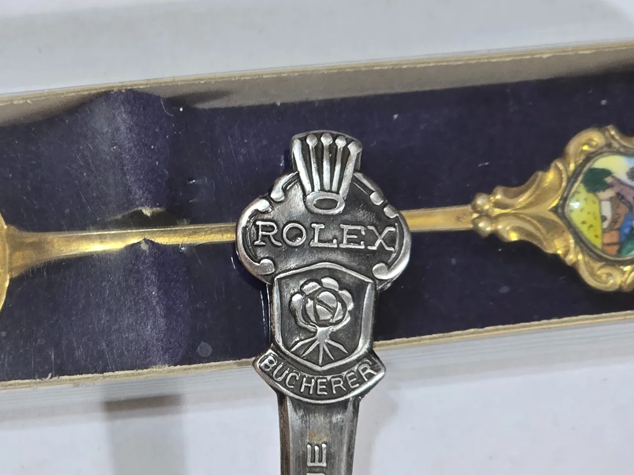 לאספנים !שלוש כפיות כאשר שניים  כפיות רולקס - ROLEX לוצרן , עם סמל מותג השעונים והשני כפית מוזהבת מזכרת
