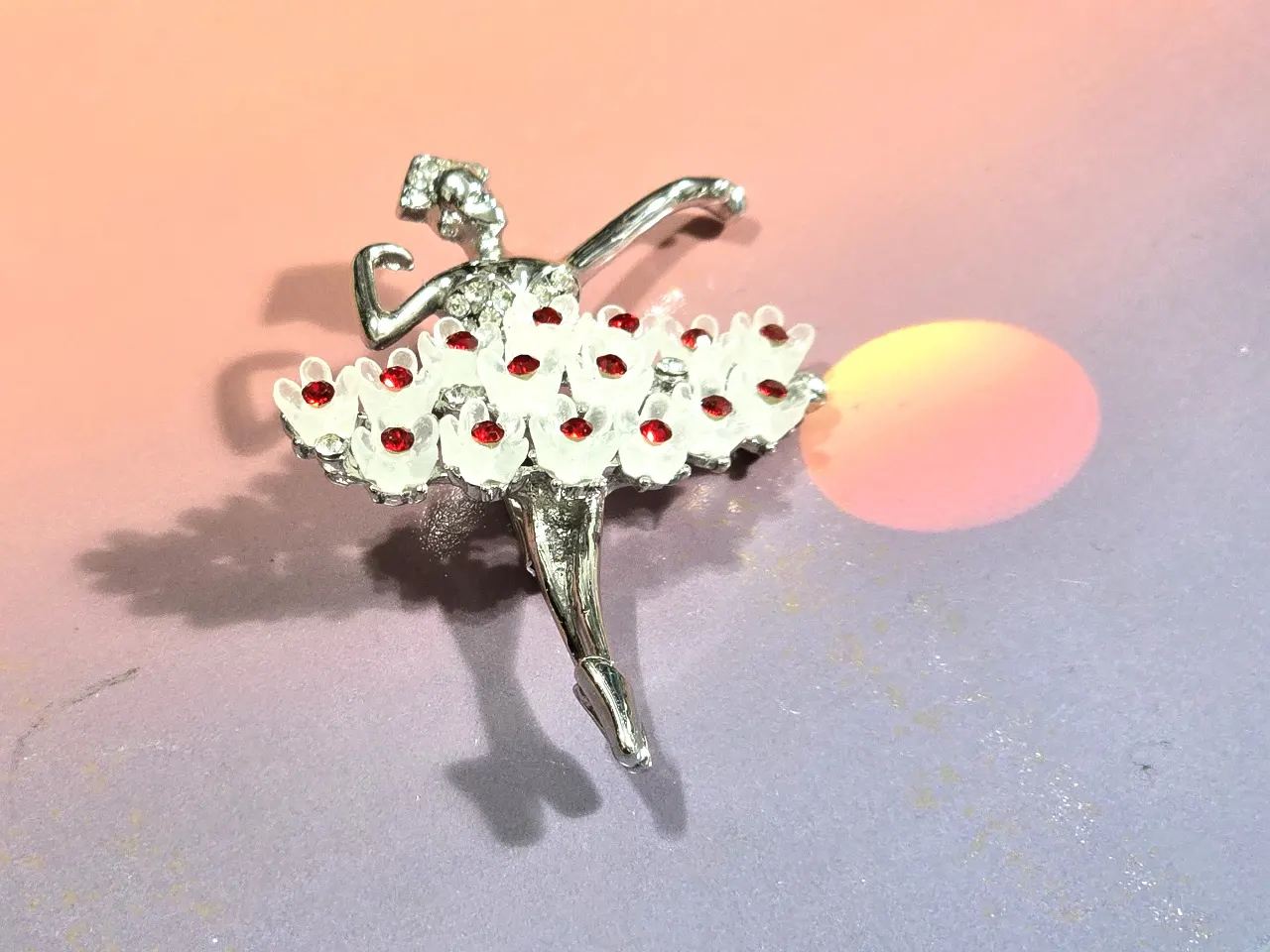 Brooch סיכה יפהפיה בצורת בלרינה אלגנטית, עם חצאית פרחים Tutu (טוטו), משובצת באבני קריסטל ומוכספת במלואה.