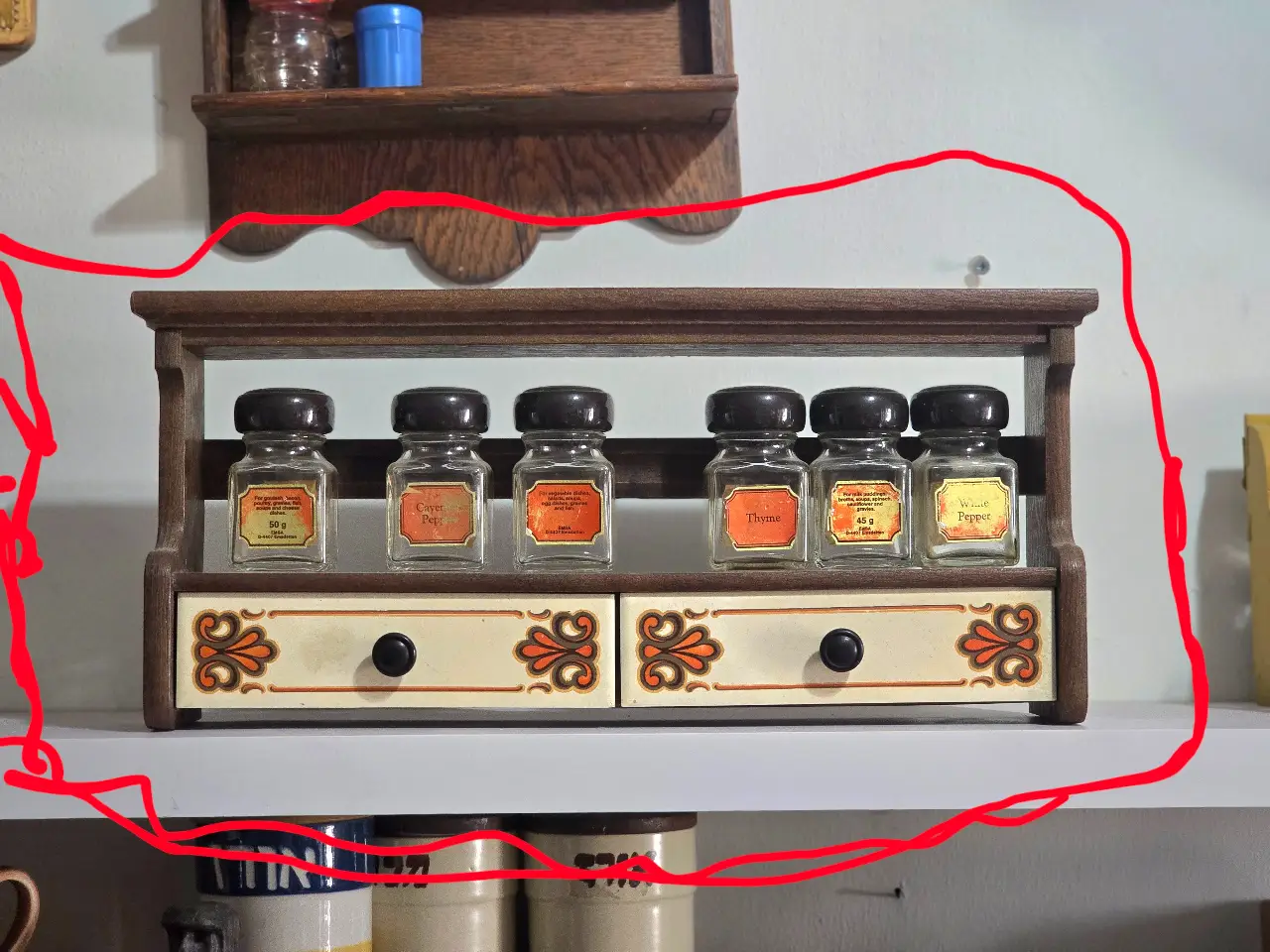 מדף/ארונית לתבלינים ארונית/מעמד לתבלינים מעץ. 2 מדפונים ו-2 מגירות מפלסטיק מעוטרות במדבקות. מידות 22X48 ס"מ הצנצנות תבלינים כלולות