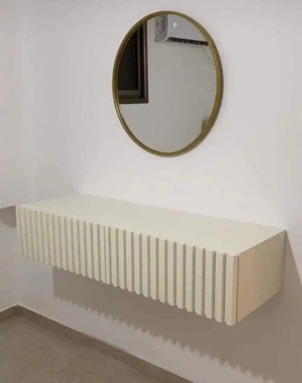 שידת פסים לבנה