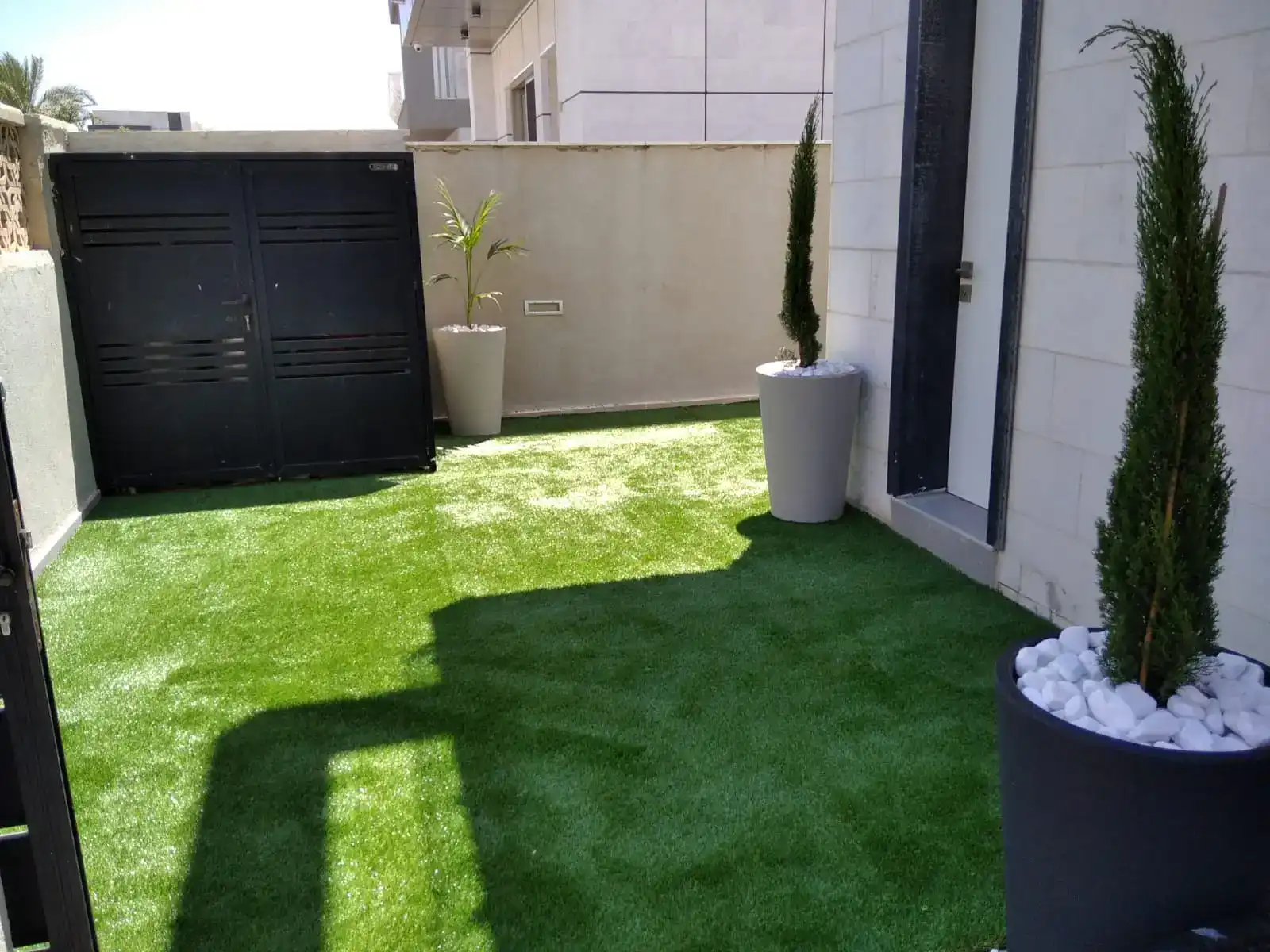  התקנת דשא סינטטי