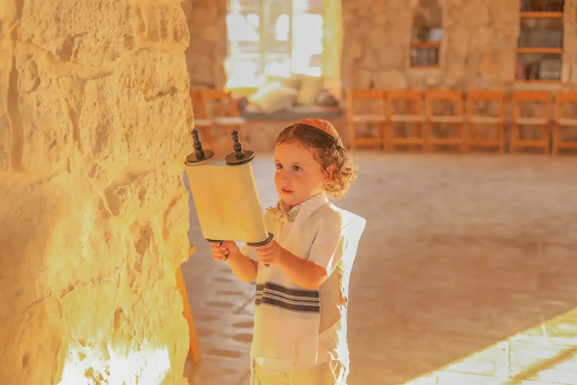 נפתלי  במבנה אבן עתיק