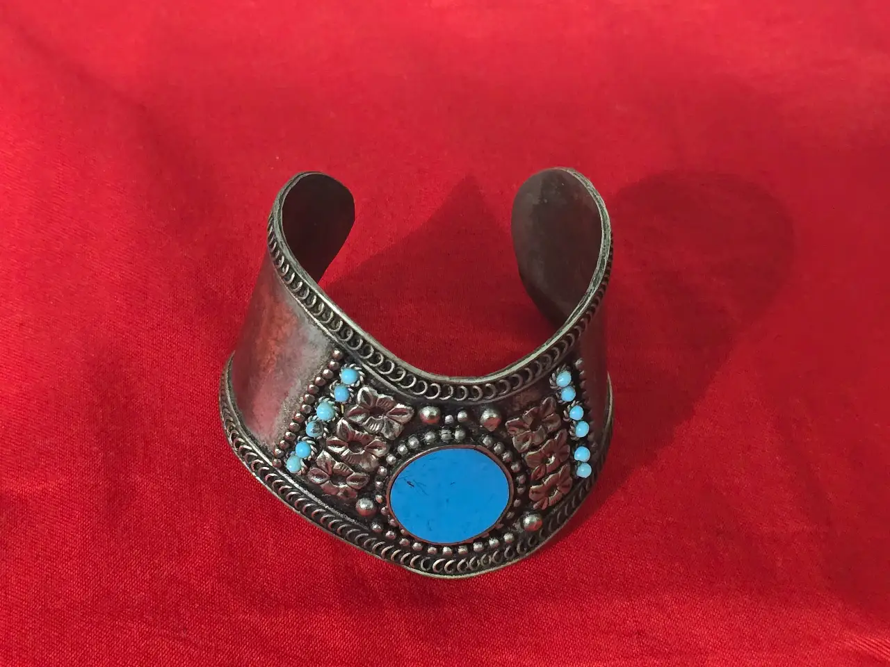 צמיד כסוף (עשוימכסף נמוך ) מהמם ביופיו עם קישוטים פלינגר מדהימים ואמייל .קוטר פנימי 5.5 בצד הצר