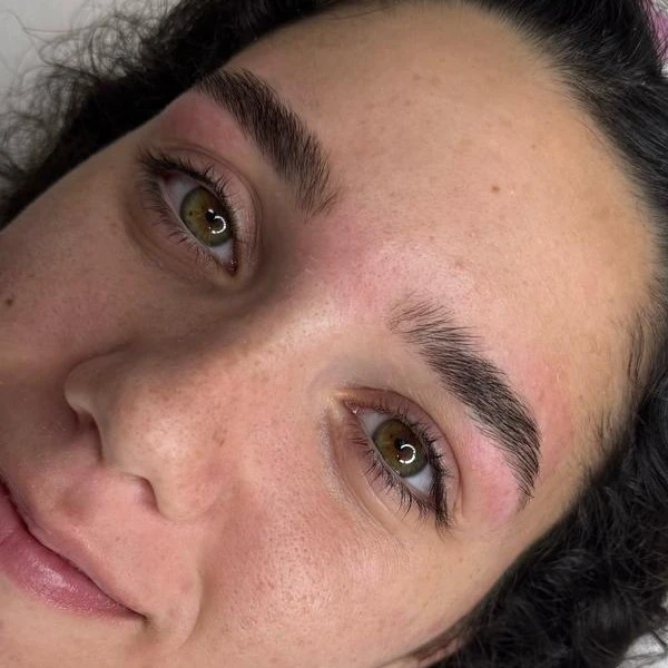 עיצוב גבות טבעיות