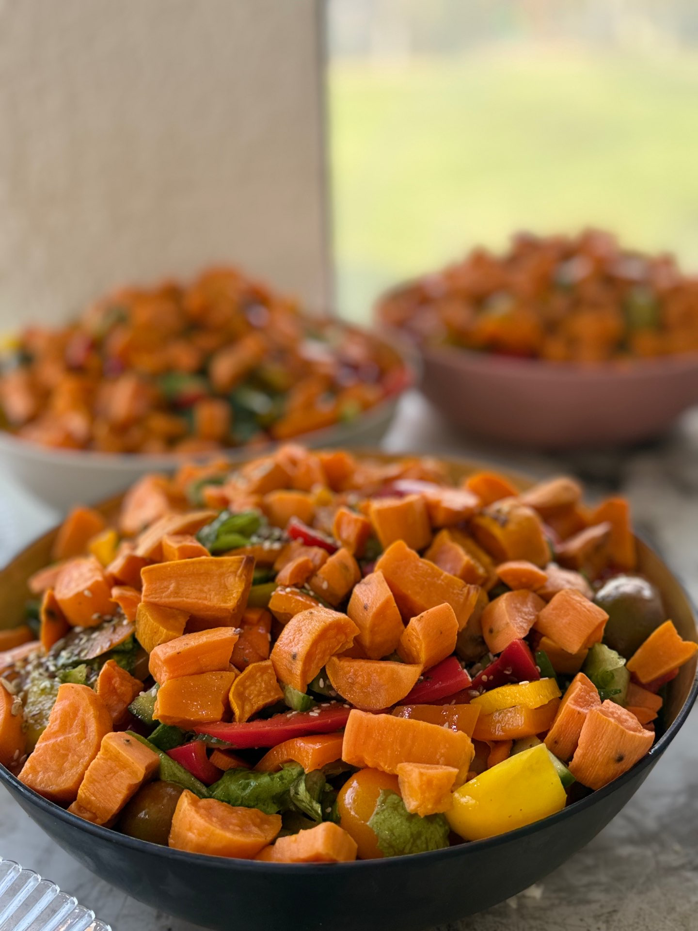 סלט בטטה עם עלים ירוקים, ירקות, בטטה אפויה וקראנץ