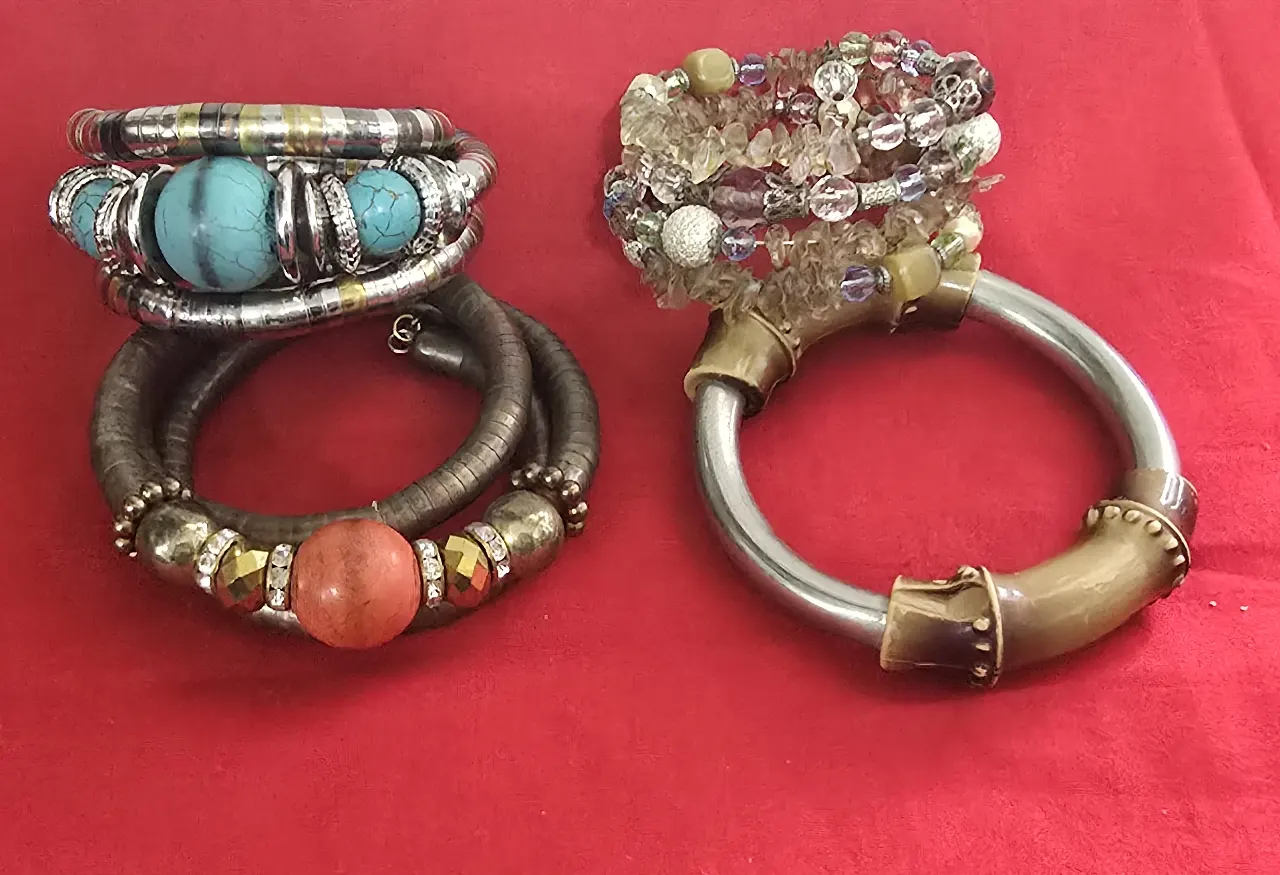 לוט של 4 צמידים אופנתיים ויפים