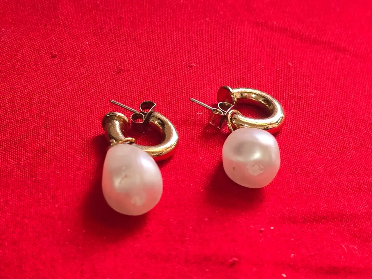 זוג עגילי פנינה עם סוגרים מוזהבים העגיל ורסטילי (רב שימושי ) אפשרי שימוש עם הפנינה ובלי