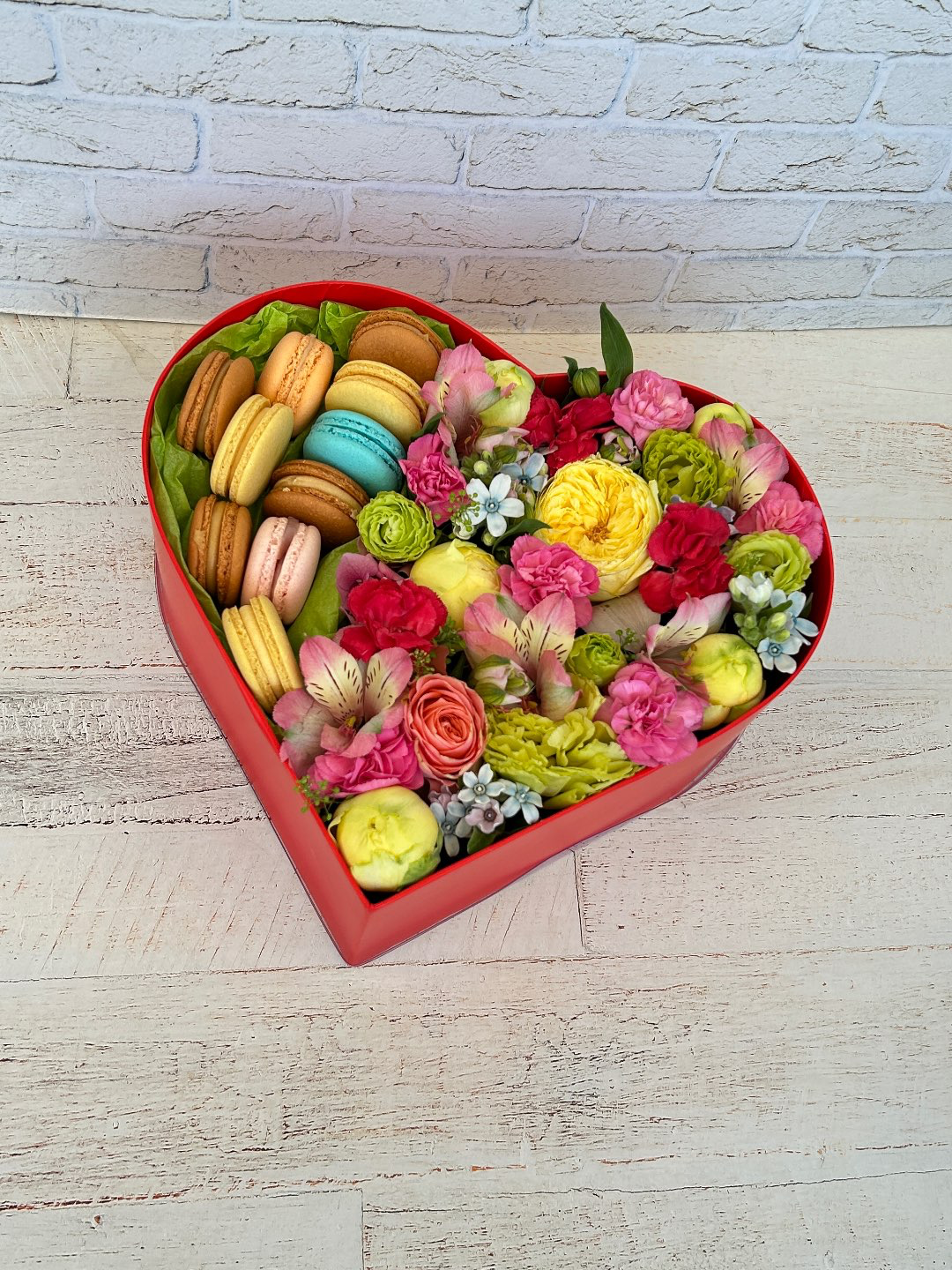 קופסת לב עם פרחים ומקרונים 340₪