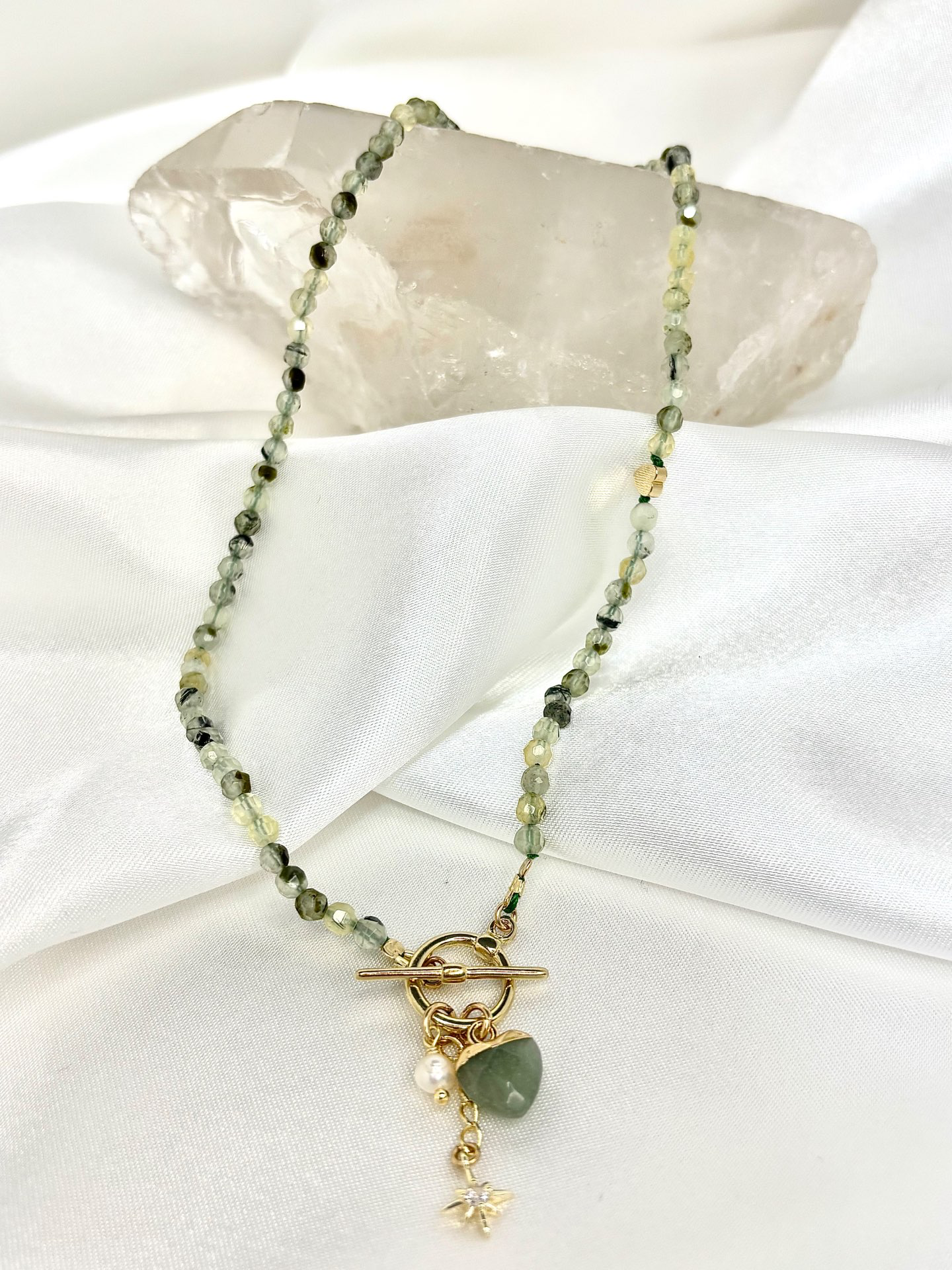 שרון – שרשרת מאבני פרהנייט ירוקות ותליון אוונטורין ירוק