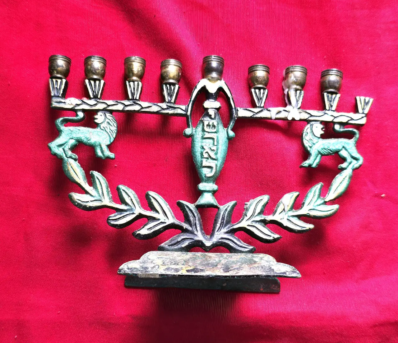 חנוכיה ממתכת פליז בשילוב אמייל החנוכיה ישנה מאד שנות ה.60 אבל לשים לב חוסר בשמש