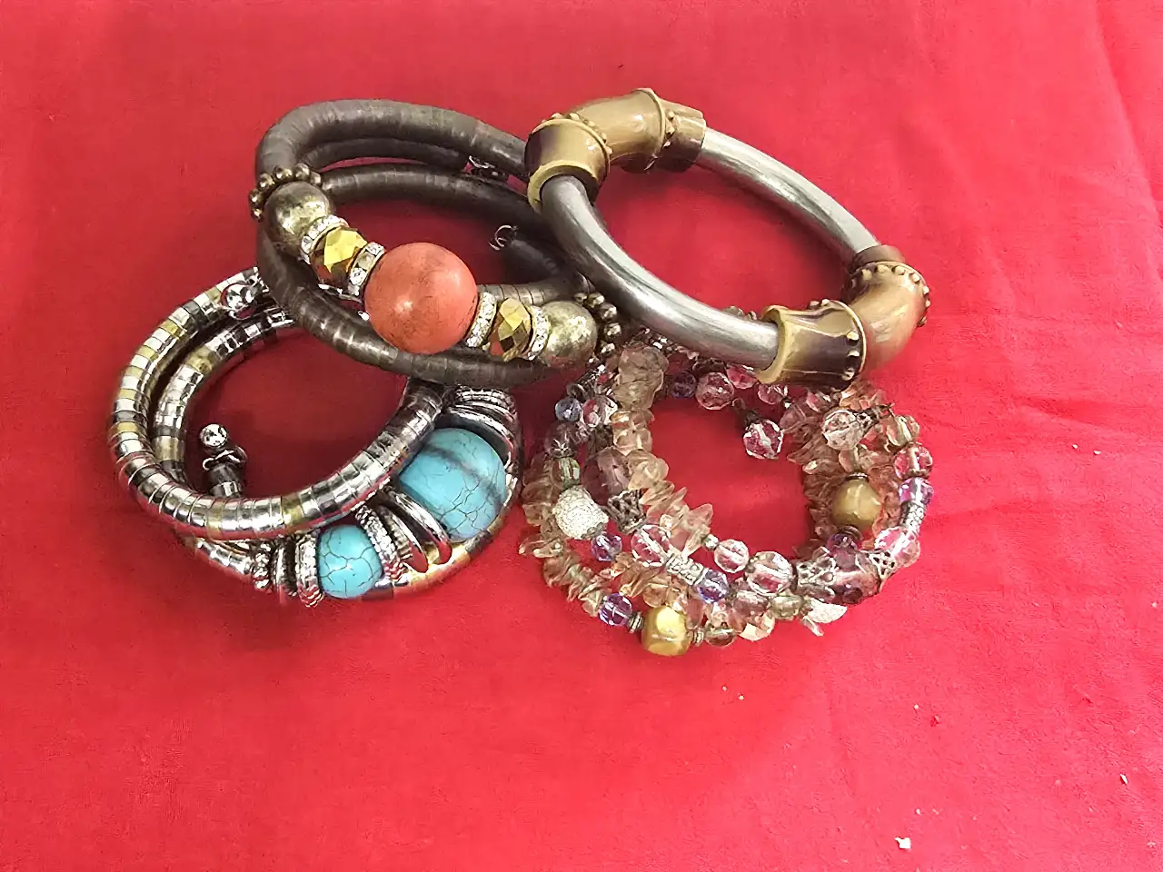 לוט של 4 צמידים אופנתיים ויפים