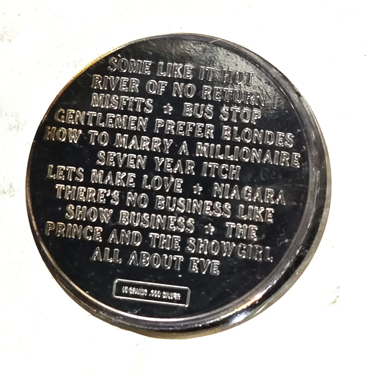 לוט 10 פריטי אספנות מרלין מונרו 1. מטבע לכבוד מרלין מונרו בתוך מעטפה מבויילת לכבוד מרלין מונרו 2 . 4 מאגדי קלפי אספנות מספר קלפים בכול מארז 3. 5 מעטפות מבוילות לכבוד מרלין מונרו