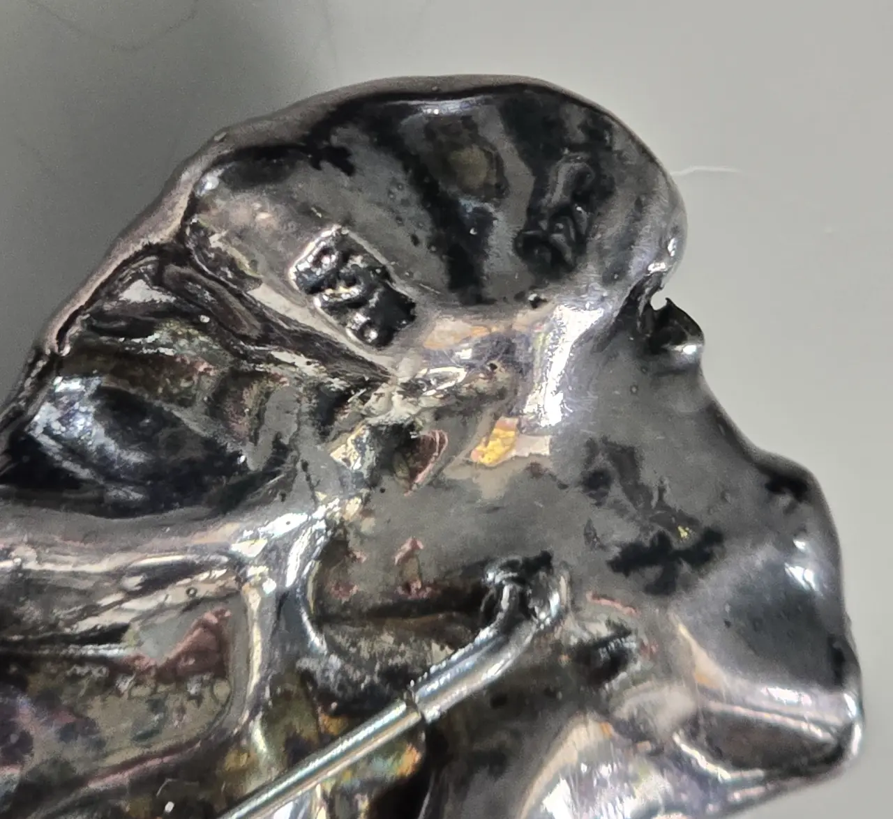 סיכת דש מכסף סטרלינג 925 עבודת יד בצורת ורד בתוך לב