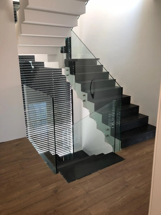 מעקות זכוכית למדרגות ולמרפסת