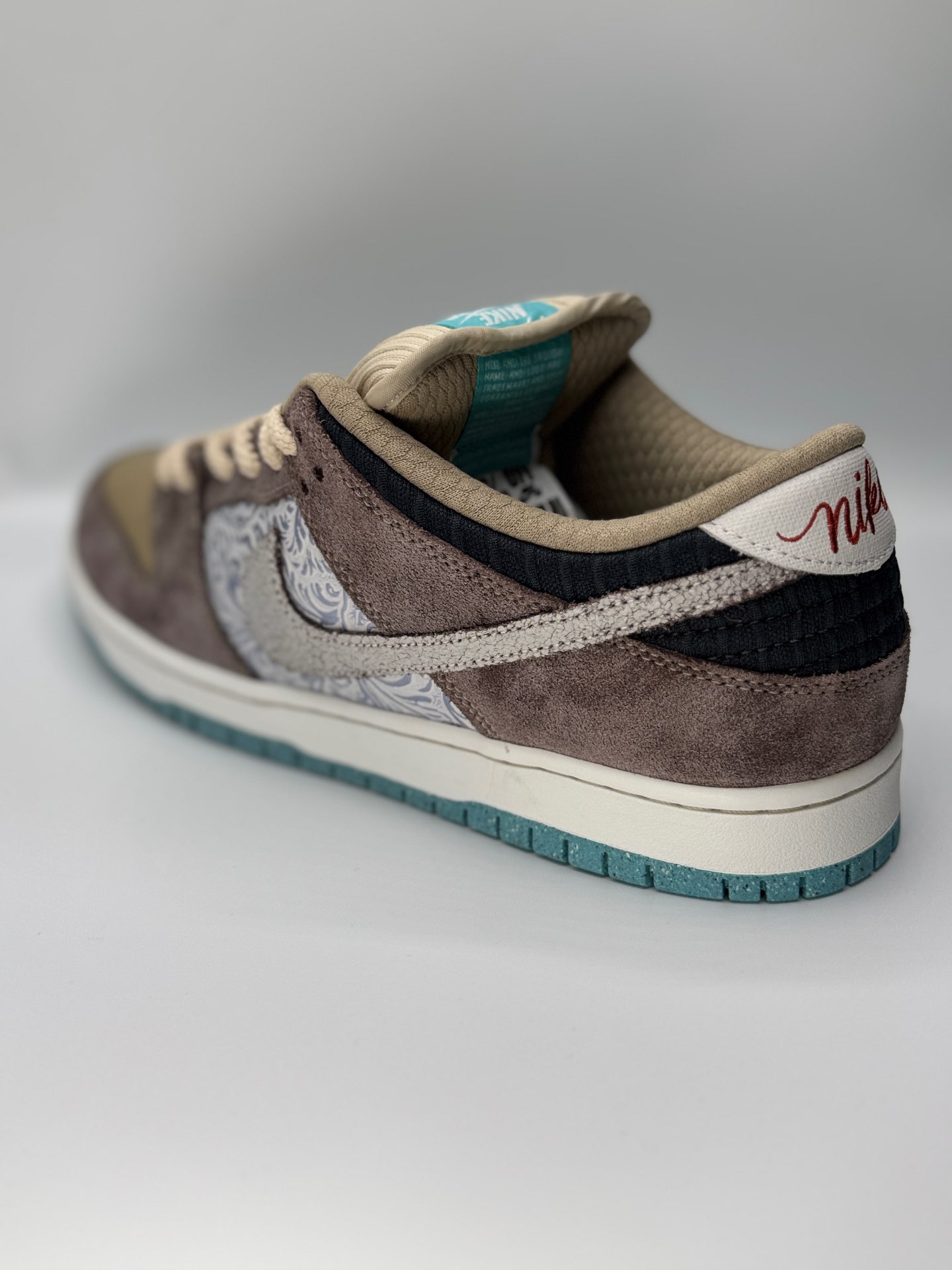 ״Nike SB Dunk Low “Big Money Savings