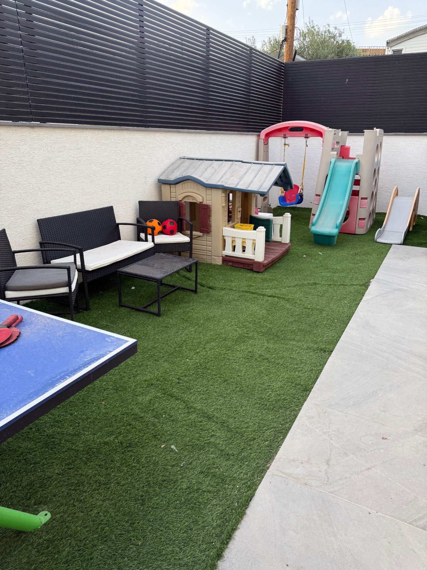 חצר משחקים לילדים ושולחן פינג פונג