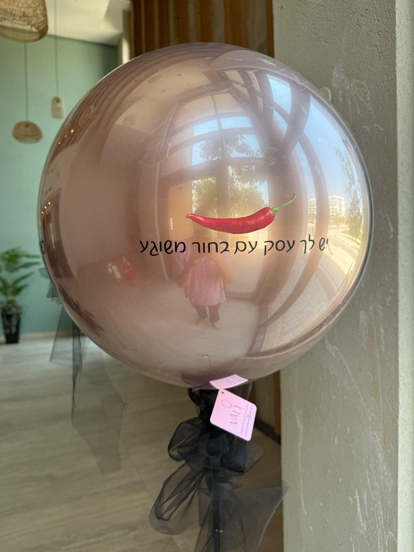 בלון זכוכית L עם טול בחוט – אלגנטיות שמרחפת באוויר