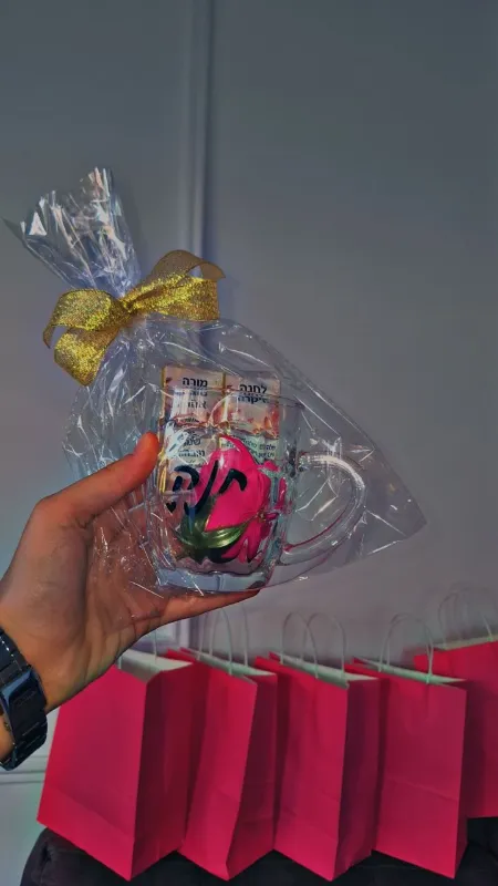 כוס ממותגת עם שוקולדים בעיצוב אישי🌸