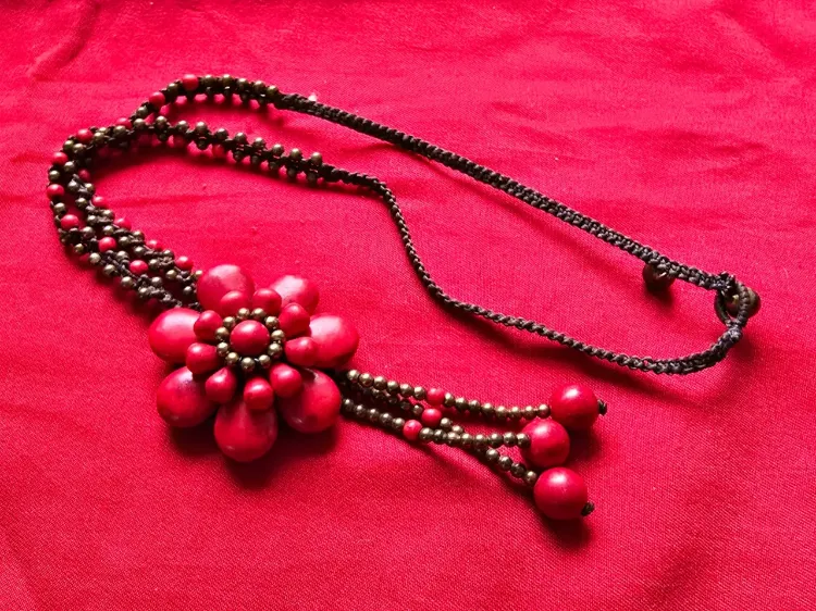 שרשרת מחרוזי קוראל ותליון גדול פרח אדום מקוראל