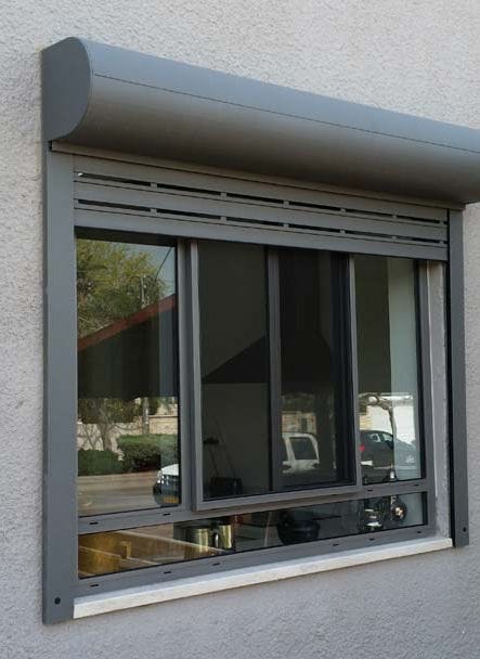 חלונות / ויטרינות / דלתות  בהתאמה אישית