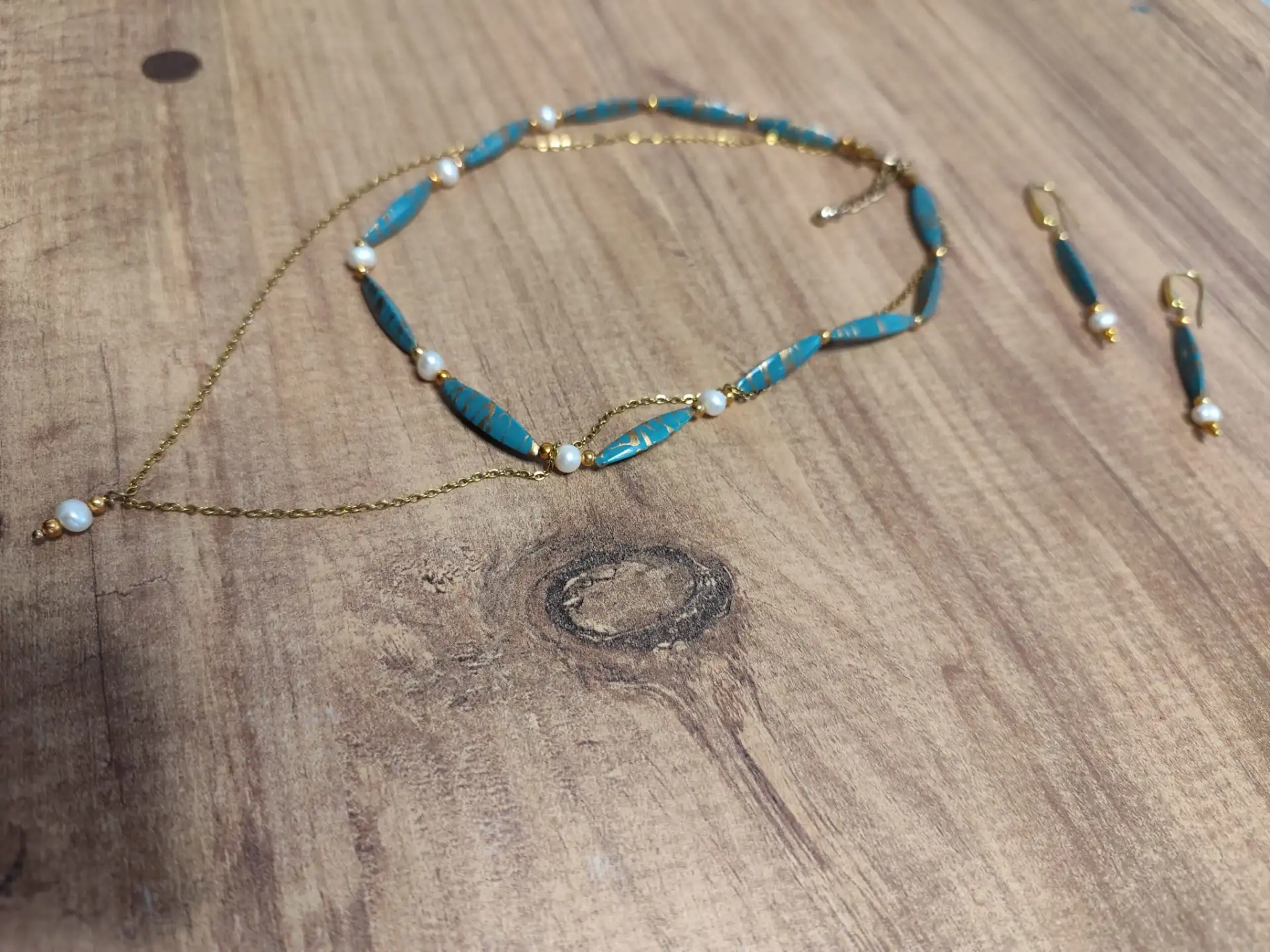 שרשרת כפולה עם עגילים חרוזי טרמופלסיק בשילוב פנינים אמיתיות