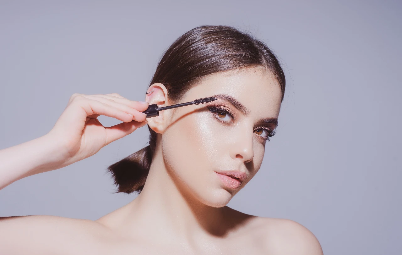 עיצוב והרמת ריסים וגבות בטירת הכרמל – מסגור פנים מלא