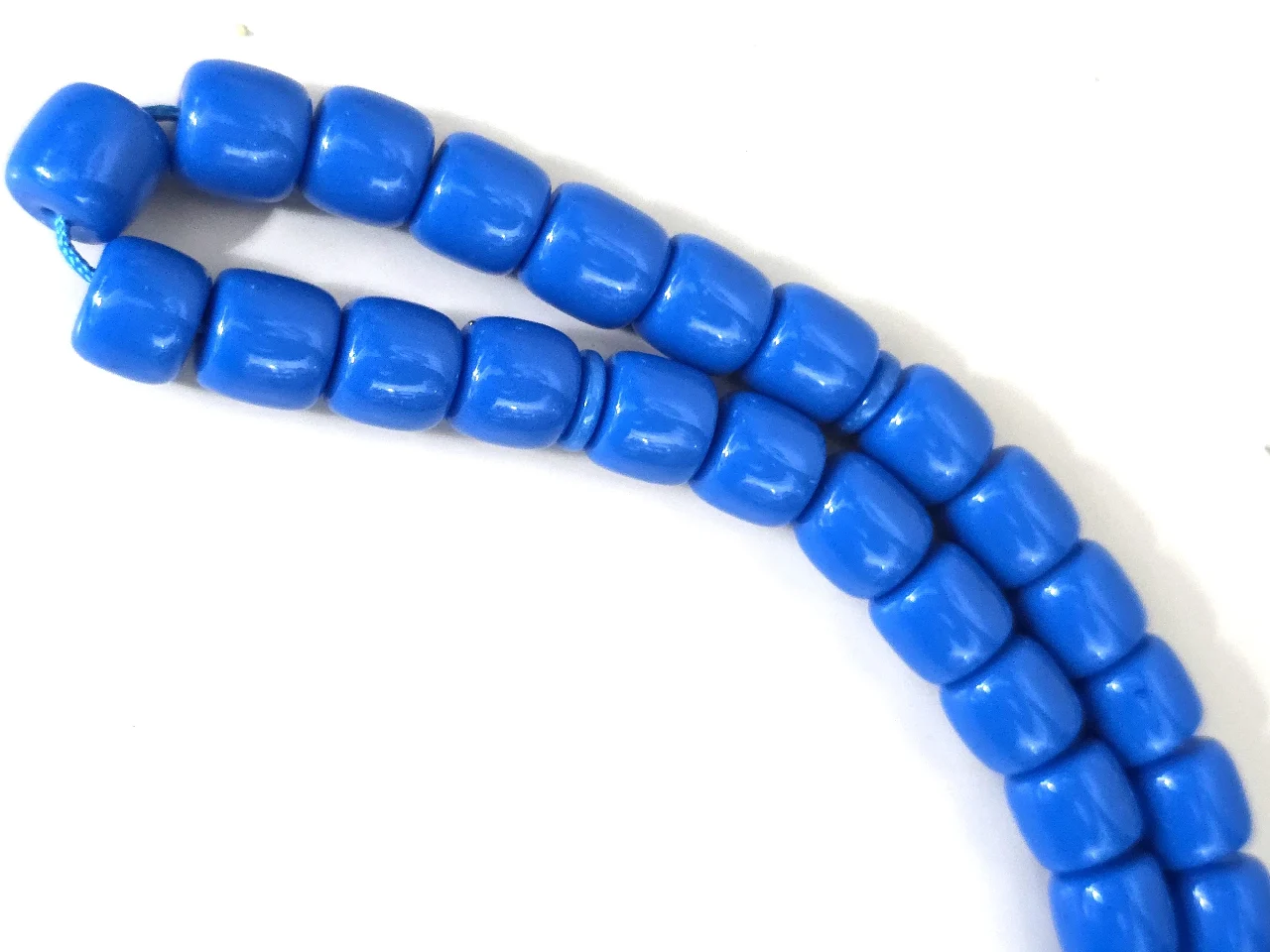 מאסבחה - 33 חרוזים גדולים בצבע כחול (להגנה מפני עין הרע), עם אימאם ומפרידים. 3 חרוזים בקצה. יפה מאוד. ישנה מאוד. במצב שמור וטוב מאוד