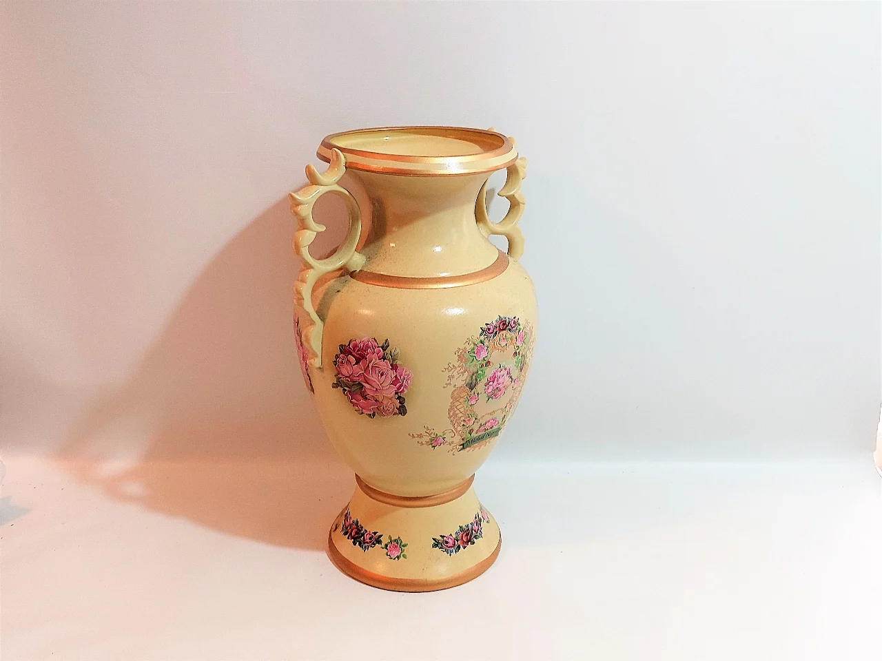 אגרטל גדול ממדים מבית מיכל נגרין מעוטר בפרחים עשוי מקרמיקה