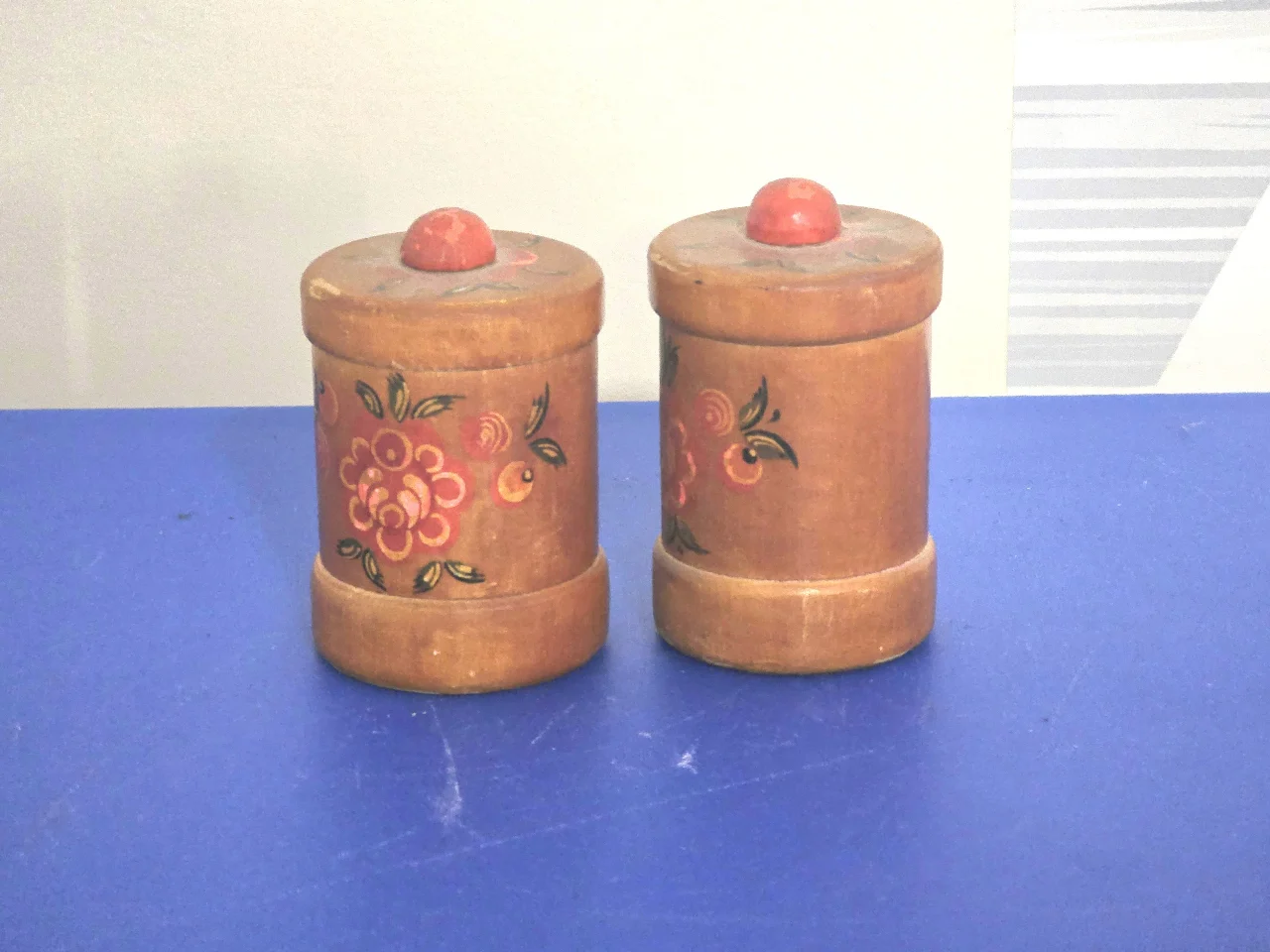 לוט 2 קופסאות עץ ישנות, לתבלינים, וינטאג', נאות, ציור עבודת יד, גובה 8, קוטר 5 ס"מ