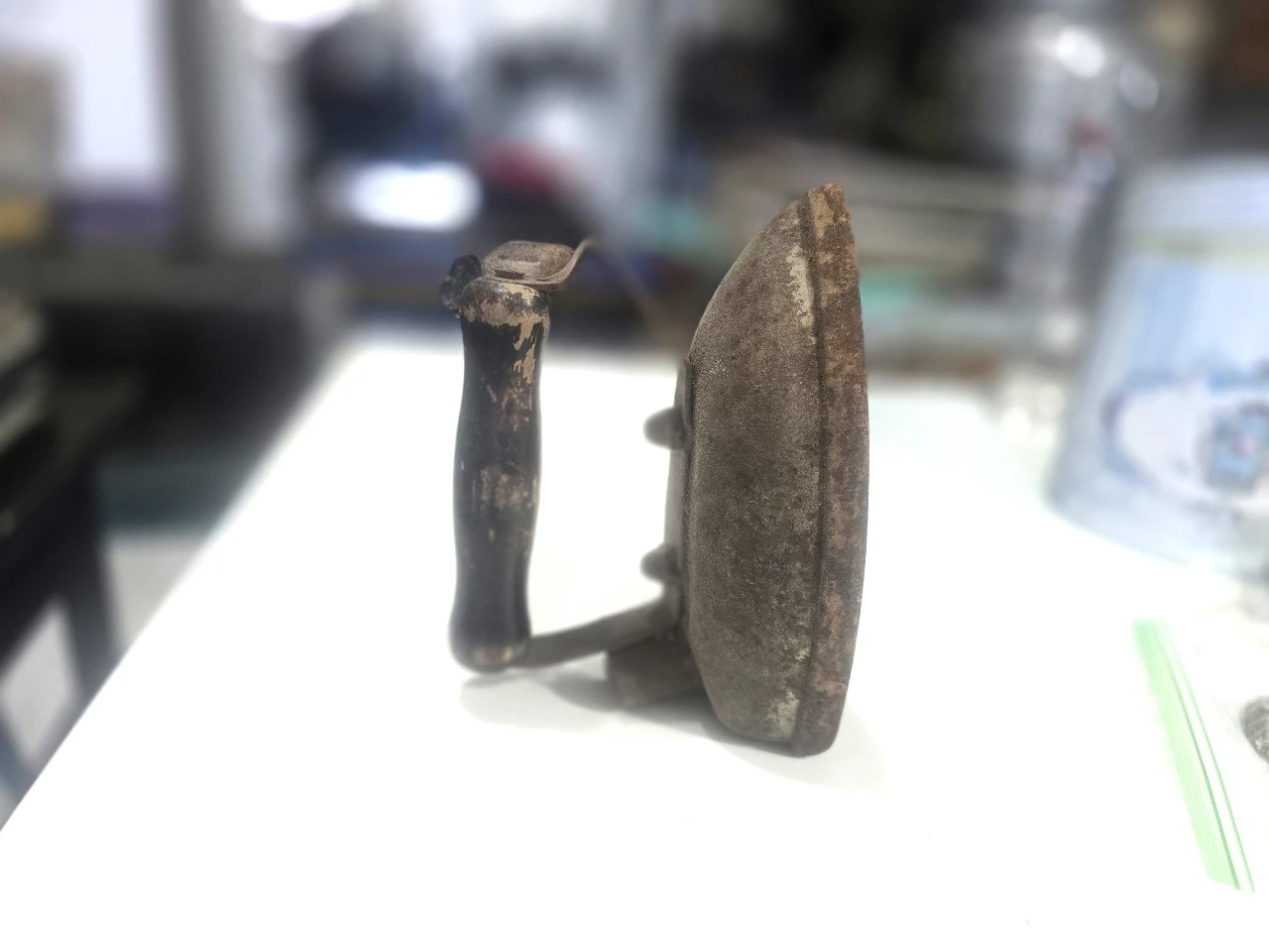 לאספני כלי עבודה ישנים. מגהץ ישן נושן. חלוד בבסיס המתכת. ידית עץ צבועה. פריט אספני, או קיושוטי יוצא מהכלל. אורך: