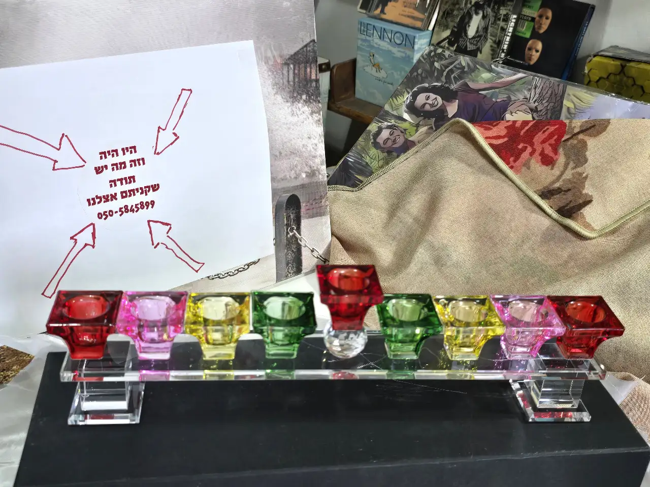 חנוכיה מהממת ביופיה מלאה בצבע עשויה מזכוכית צבעונית