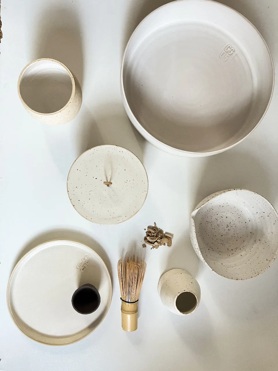 כלי אחסון קרמי מנוקד